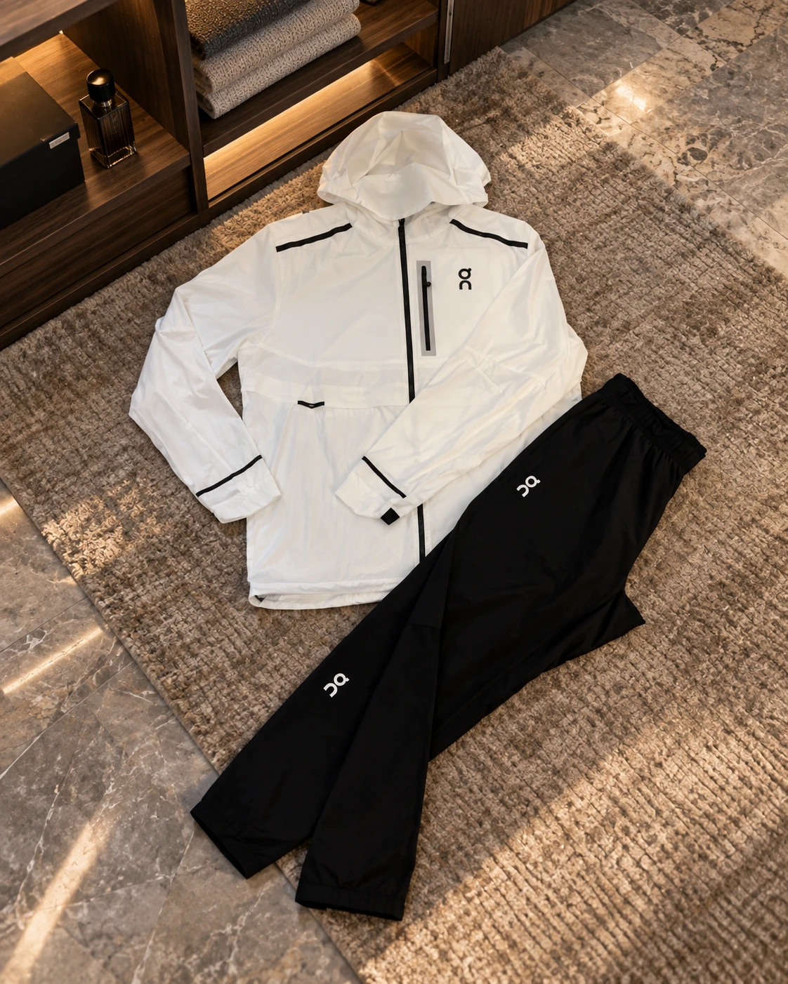 Ensemble On Cloud Blanc : veste à capuche blanche et pantalon noir