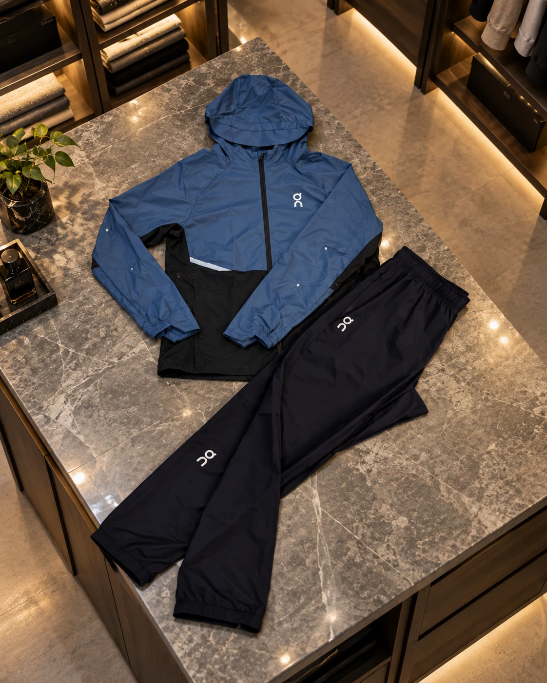 Ensemble On Cloud Bleu : veste à capuche bleue et pantalon marine